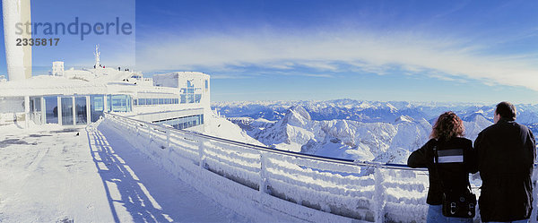 10494426  Schweiz  Europa  Appenzell  winter  Santis  Bergstation  Paar  alle Paare  zurück  Ansicht  Ansicht  Panorama  Berge
