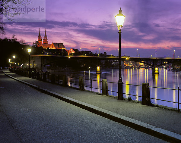 10508761  Schweiz  Europa  Stadt Basel  Basel  Schweiz  Europa  in der Nacht  Rheinpromenade  Rhein  River  Fluss