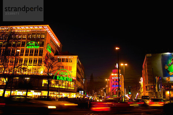 Gebäude beleuchtet nachts in Stadt  München  Bayern  Deutschland