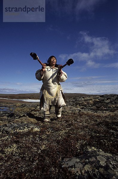 Kanada  Village Baker Lake  Nanuvut  Inuit weiblich working