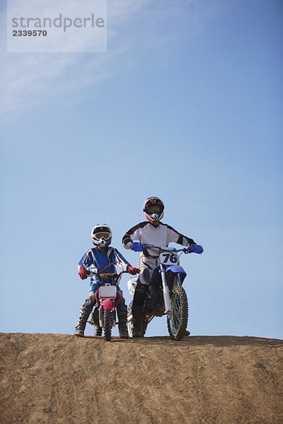 Vater und Sohn Motocross Fahrer