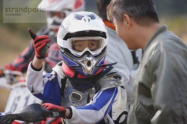 Motocross Fahrer mit Mentor