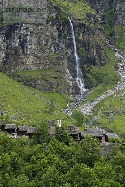 Schweiz  Schweizer Alpen  Malvaglia Valley  Dandrio  Bergdorf und Wasserfall
