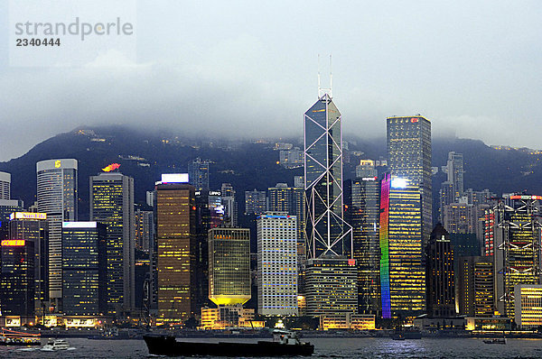 Asien  China  Hongkong  Abend Blick auf Hong Kong skyline