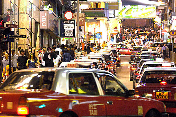 Asien  China  Hong Kong  Verkehr auf Lan Kwai Fong Bereich