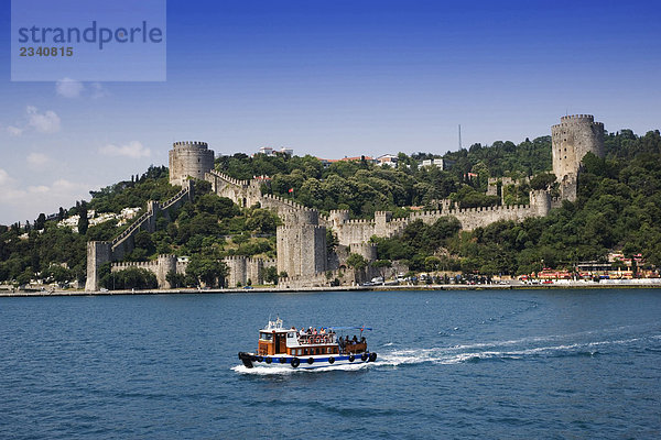 Türkei  Istanbul  den Bosporus Rumeli Hisari Festung Europa