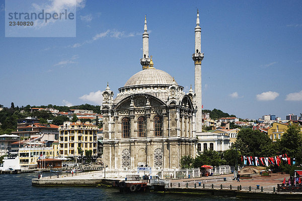 Türkei  Istanbul  Ortakoy Moschee auf den Bosporus