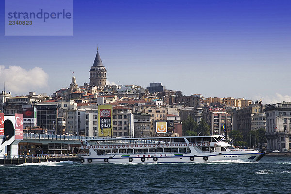 Türkei  Istanbul  Bosporus und dem Galata-Turm