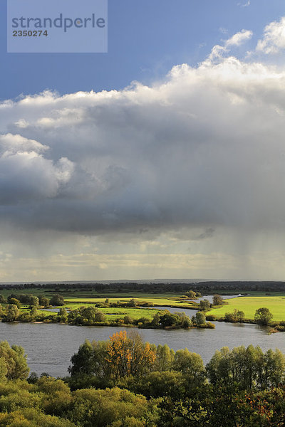 Erhöhte Ansicht der Fluss  der durch Landschaft  Mecklenburg-Vorpommern Deutschland