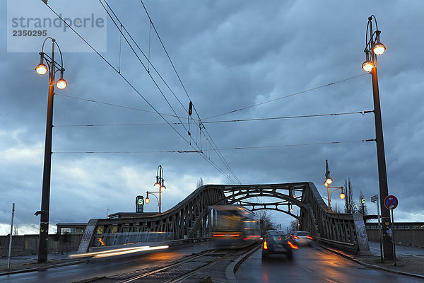 Verkehr auf Stahlbrücke  Bornholmer Brücke  Berlin  Deutschland