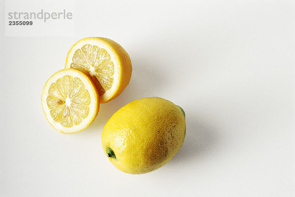 Ganze und geschnittene Zitronen  Nahaufnahme