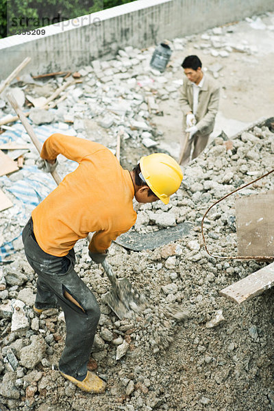 Bauarbeiter beim Graben auf der Baustelle  Hochwinkelansicht