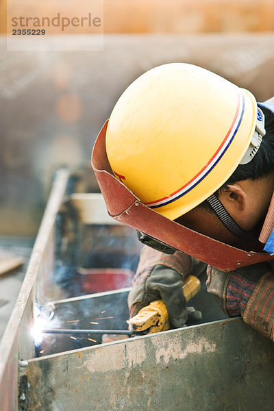 Arbeiter Schweißen Metall  Seitenansicht  Nahaufnahme