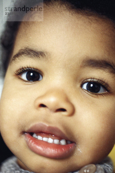 Kleinkind lächelnd vor der Kamera  Nahaufnahme  Porträt
