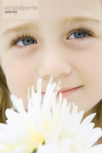 Kleines Mädchen mit Blumen  aufblickend  lächelnd  Portrait