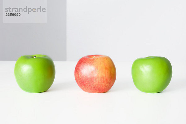 Drei Äpfel in Folge  zwei grüne und ein roter  Nahaufnahme