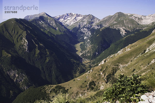 Italien  Marche  Monti Sibillini Nationalpark: Blick auf Vettore Mount auf der linken und der Gipfel des Redentore Mount auf der rechten Seite