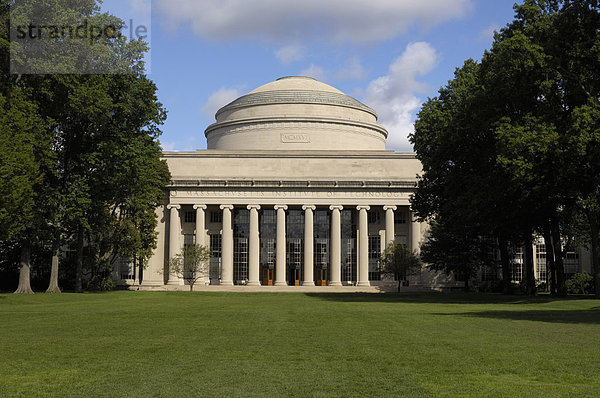 USA  Massachusetts  Cambridge. Massachusetts Institut der Techonology(MIT)  Mit Campus und große Kuppel mit einer roten Firetruck zu Ehren der Opfer der 9/11 Terrorangriffe