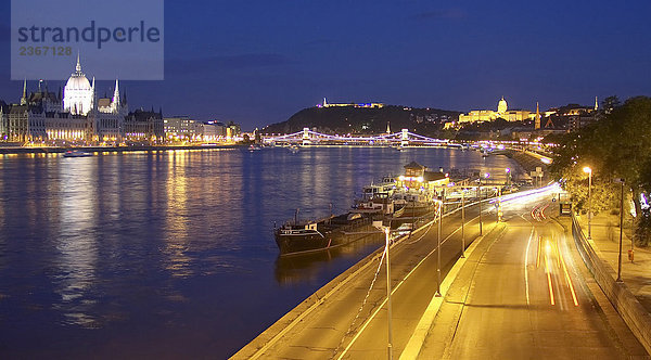 Europa  Ungarn  Budapest  die Kettenbrücke  Palais royal und das Parlament in der Nacht