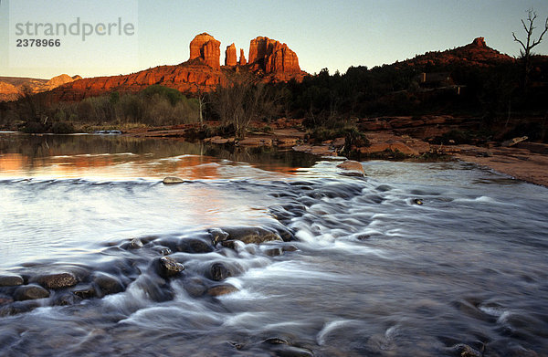 USA  Kathedrale Rock am Oak Creek in Sedona Arizona bei Sonnenuntergang