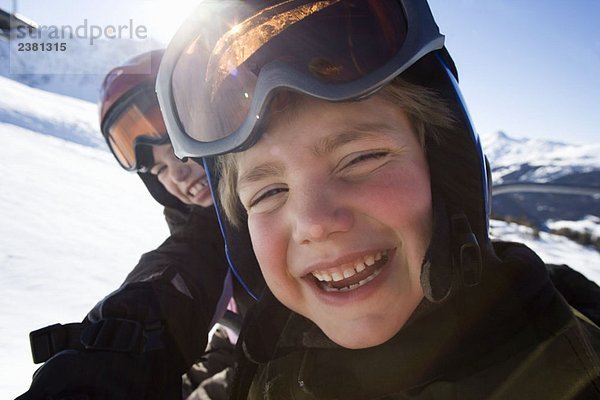 Kinder in Skihelmen und Skibrille