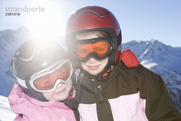 Porträt der jungen Mädchen im Skiset