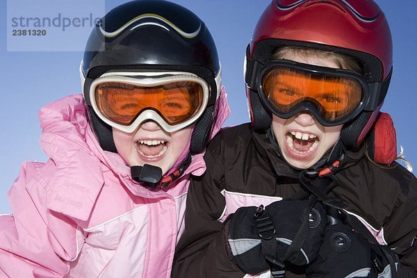 Porträt der jungen Mädchen im Skiset