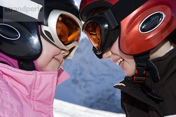 Porträt der jungen Mädchen im Skiset