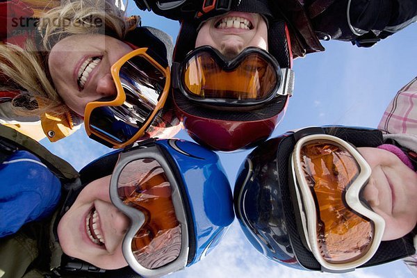 Mutter mit Kindern mit Skihelmen