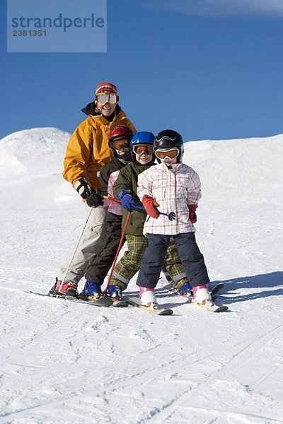Mutter Skifahren mit Kindern