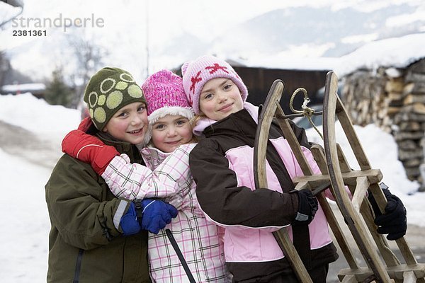 Kinderporträt mit Schlitten