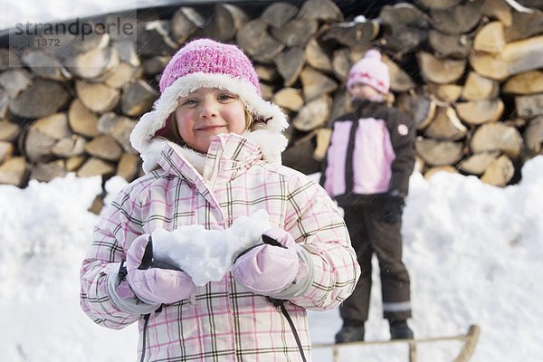 Junge Mädchen haben Spaß im Schnee