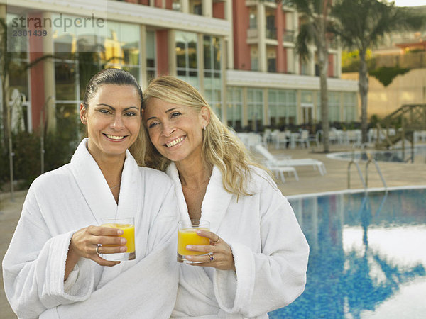 Zwei Frauen am Hotelpool mit Saft