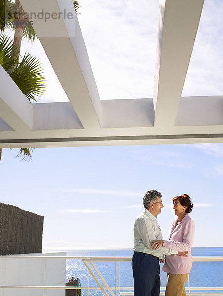 Erwachsener Mann und Frau auf dem Balkon