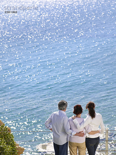 Familie mit Blick aufs Meer