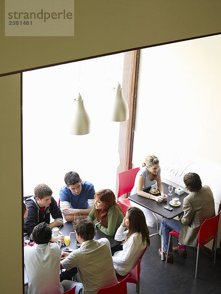 Gruppe von Jugendlichen im Café