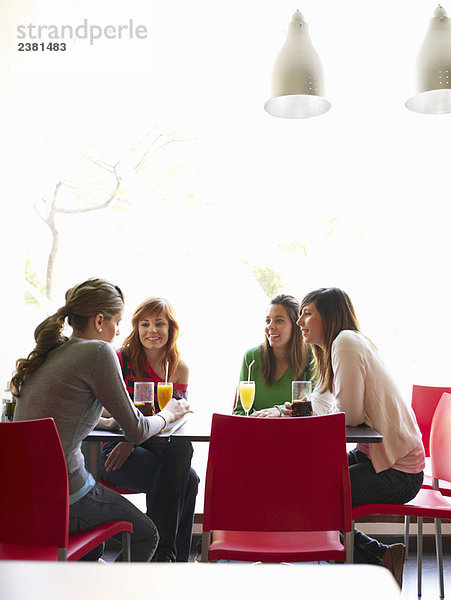 Gruppe weiblicher Teenager im Café