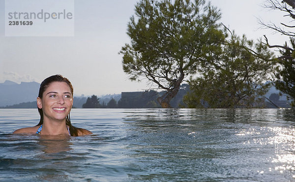 Junge Frau im Pool