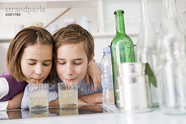 Junge und Mädchen trinken Limonade
