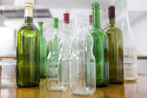 Stillleben mit leeren Flaschen