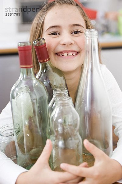 Mädchen-Recycling leere Flaschen