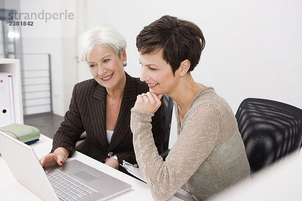 Zwei Frauen beim Blick in den PC