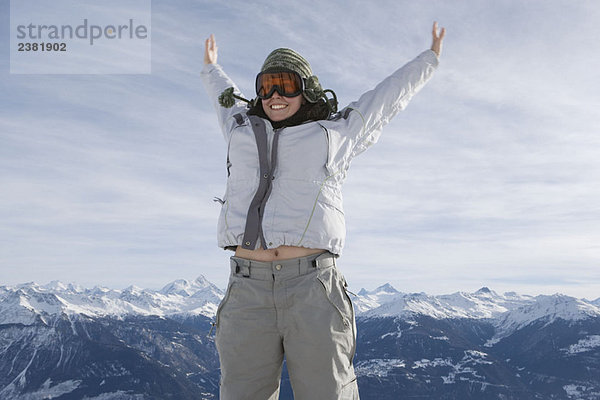 Weibliches Springen im Schnee