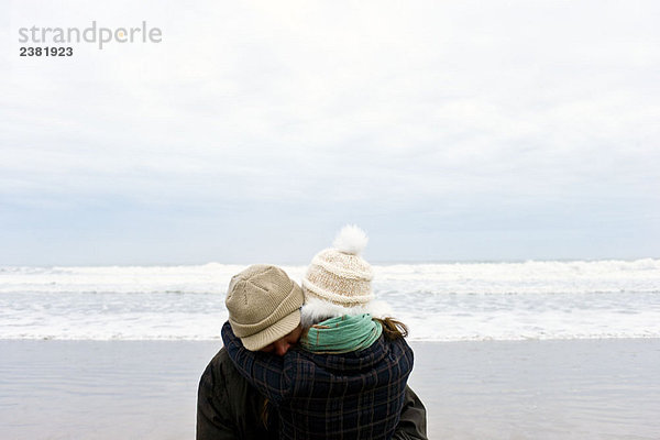 Paarumarmungen am Strand