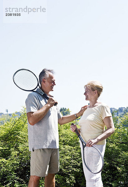 Paar mit Tennisschlägern
