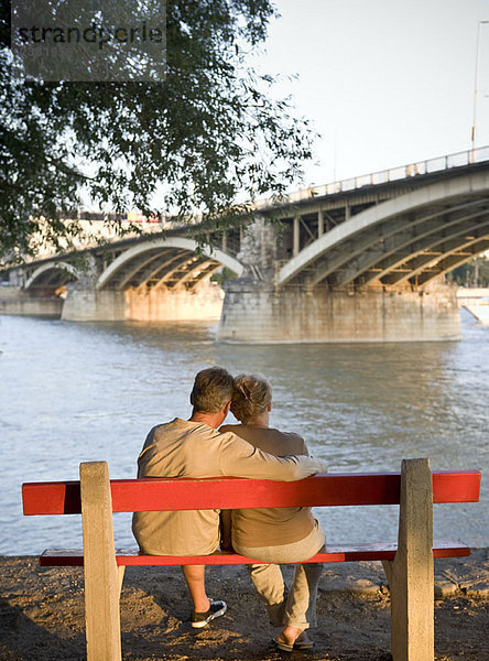 Paar auf Bank am Fluss