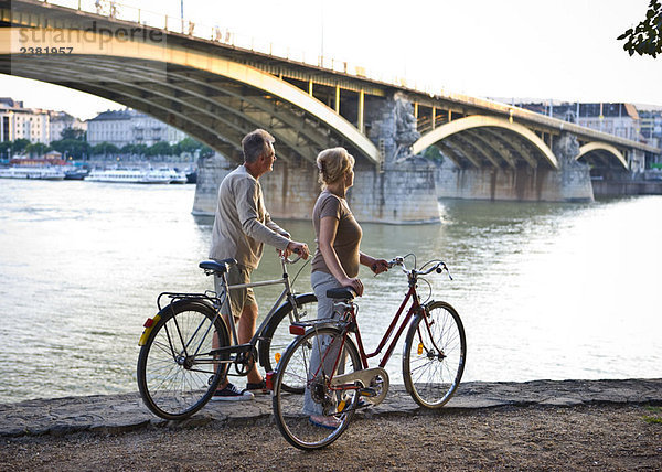 Flusspaar mit Fahrrädern