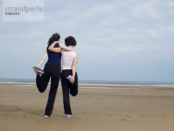 Zwei junge Weibchen  die sich am Strand ausstrecken.