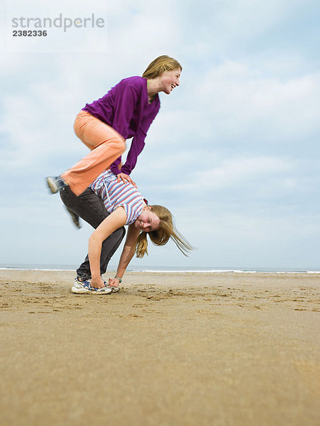 Zwei Weibchen beim Sprungfroschspiel am Strand