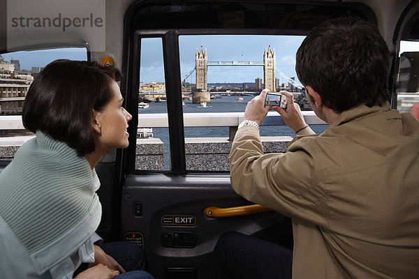 Ehepaar im Taxi  Blick auf die Tower Bridge